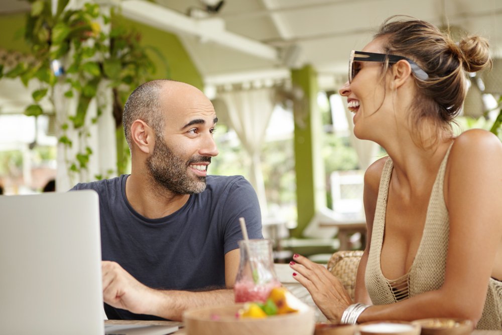A couple getting to know each other over coffee in a bright café